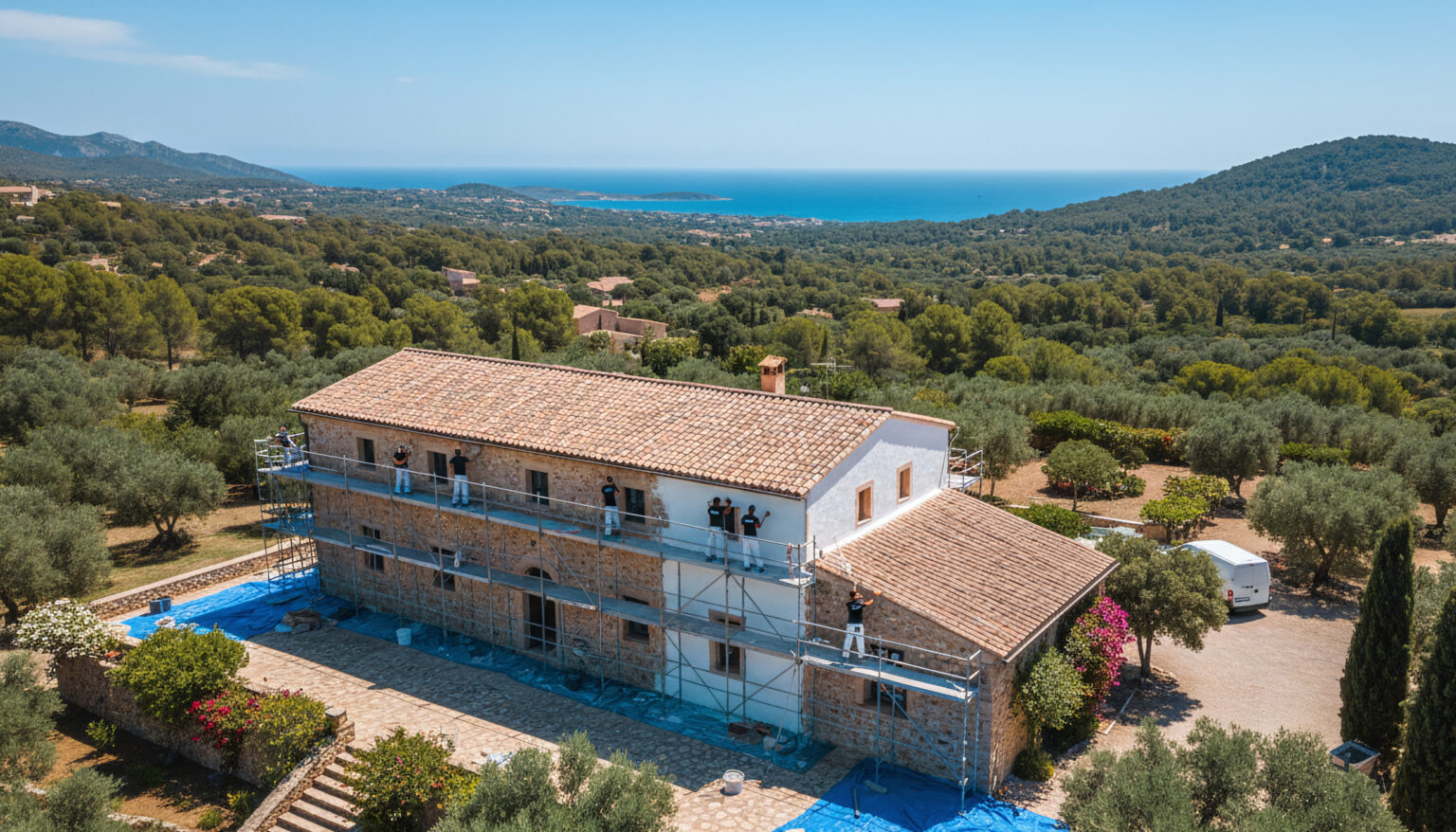 Renovation of a large natural-stone finca in Mallorca – German painter team performing professional façade painting on full scaffolding.